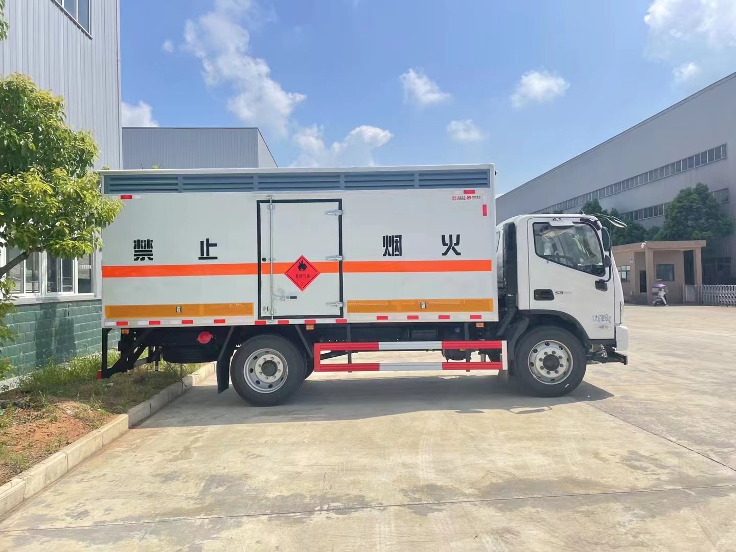 福田欧马可6.8吨气体厢式车