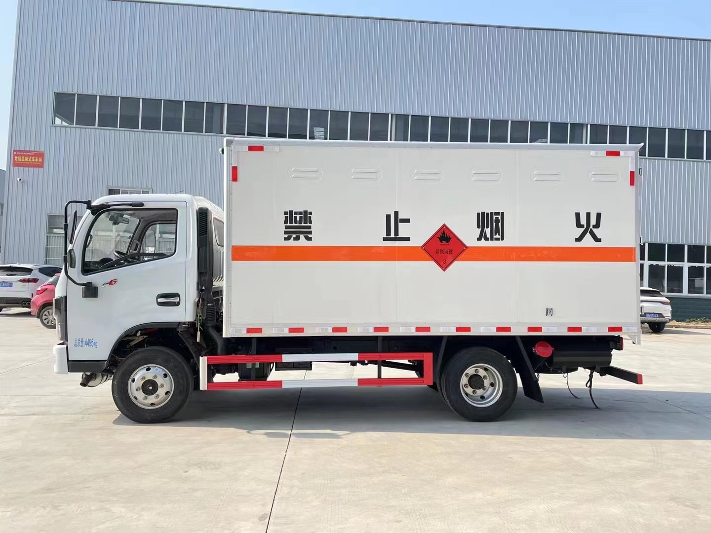 东风多利卡蓝牌液体厢式运输车