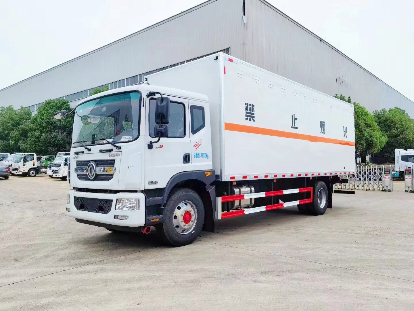 东风多利卡10吨废电池废机油运输车