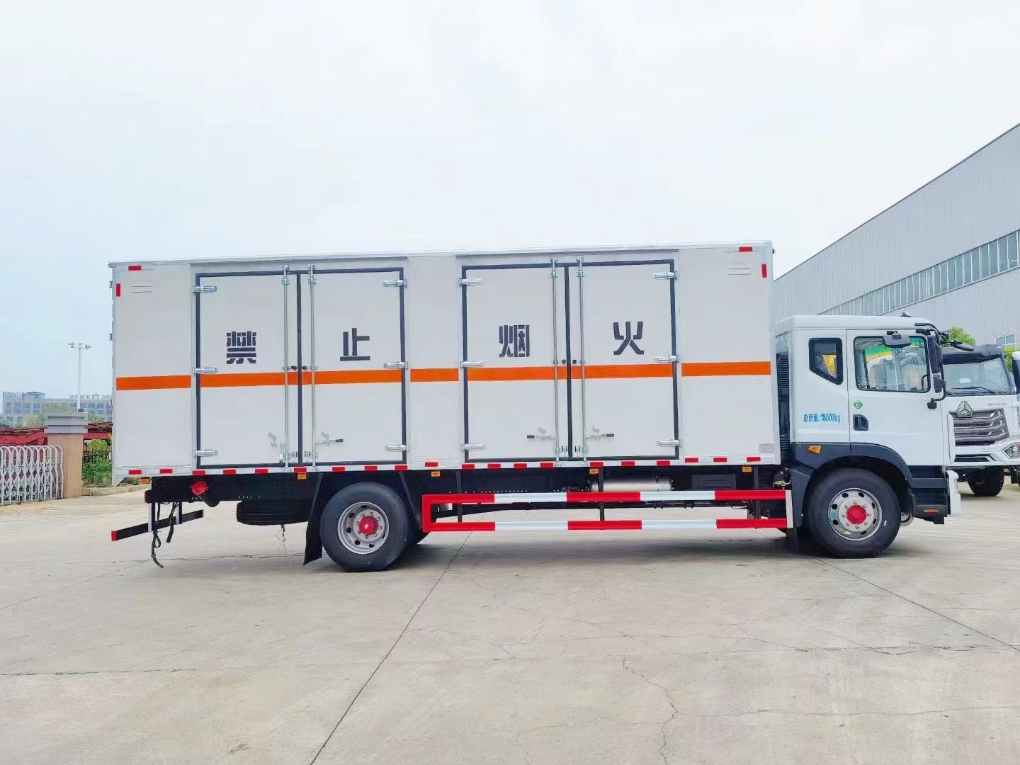 东风多利卡10吨废电池废机油运输车