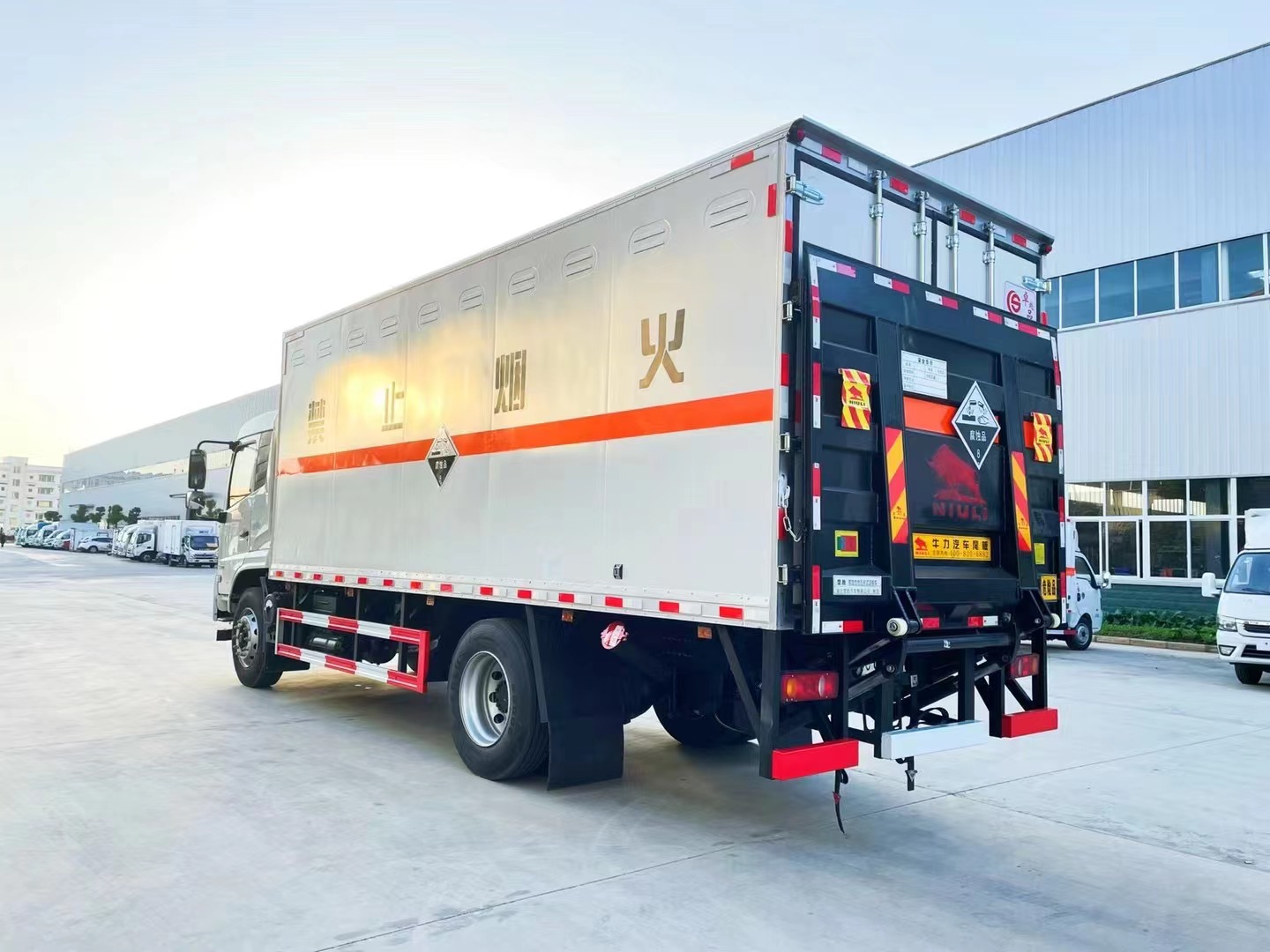 东风天锦6.2米/6.8米10吨腐蚀品厢式车