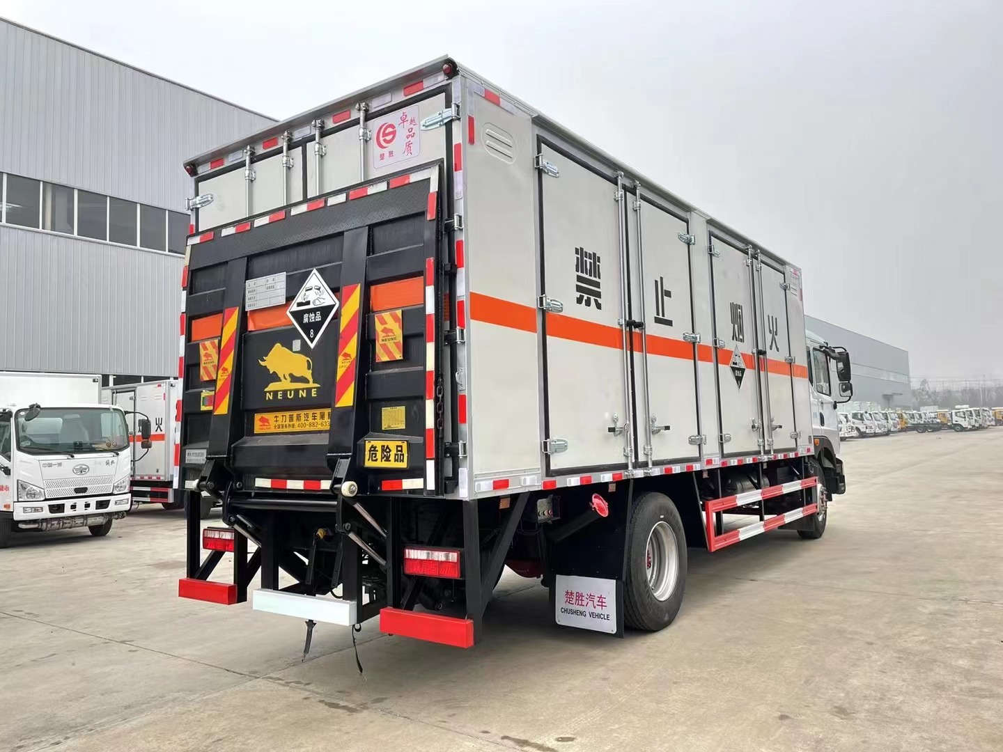 东风多利卡（6.2米/6.8米）腐蚀品厢式车