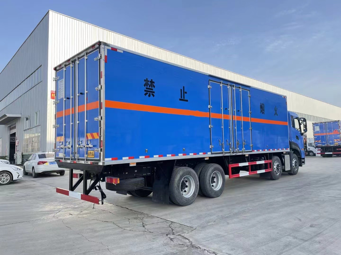 东风天龙前四后八9.4米腐蚀性厢式车